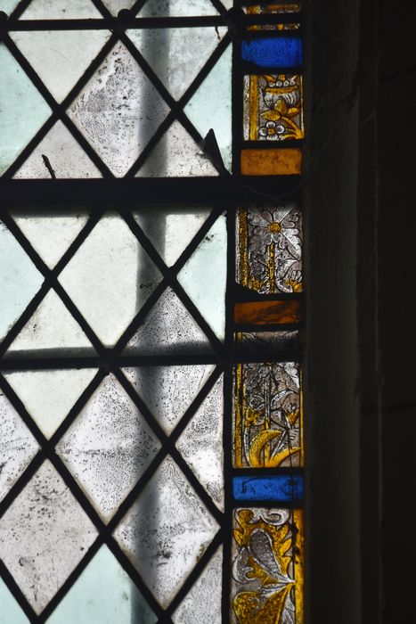verrière : grisaille, bordure végétale, détail