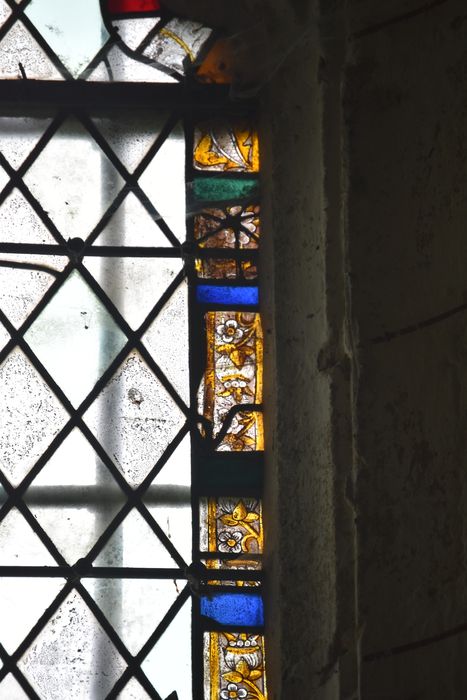 verrière : grisaille, bordure végétale, détail