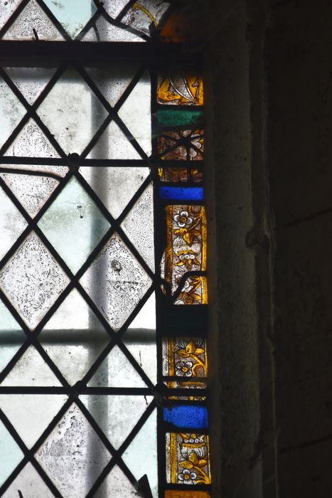verrière : grisaille, bordure végétale, détail