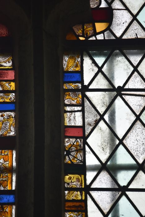verrière : grisaille, bordure végétale, détail
