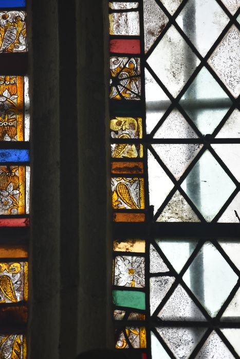 verrière : grisaille, bordure végétale, détail