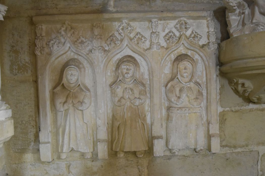 enfeu, détail des bas-reliefs