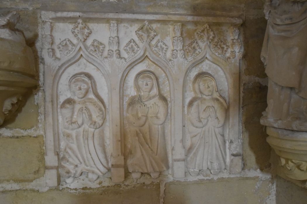 enfeu, détail des bas-reliefs