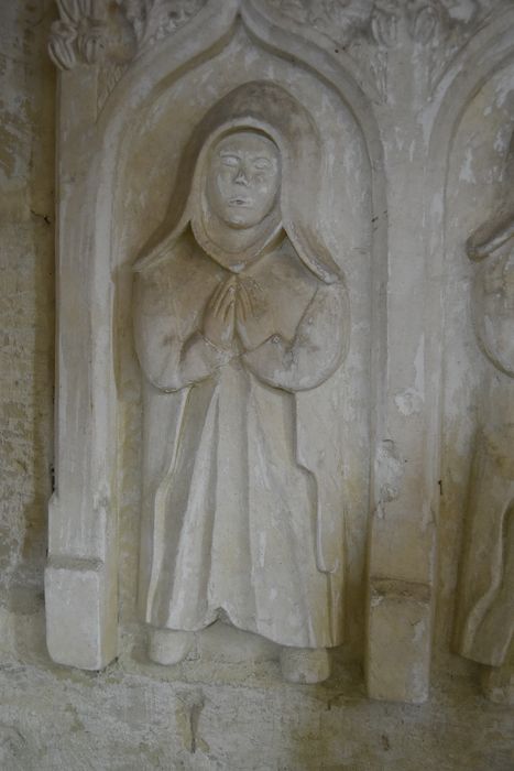 enfeu, détail des bas-reliefs