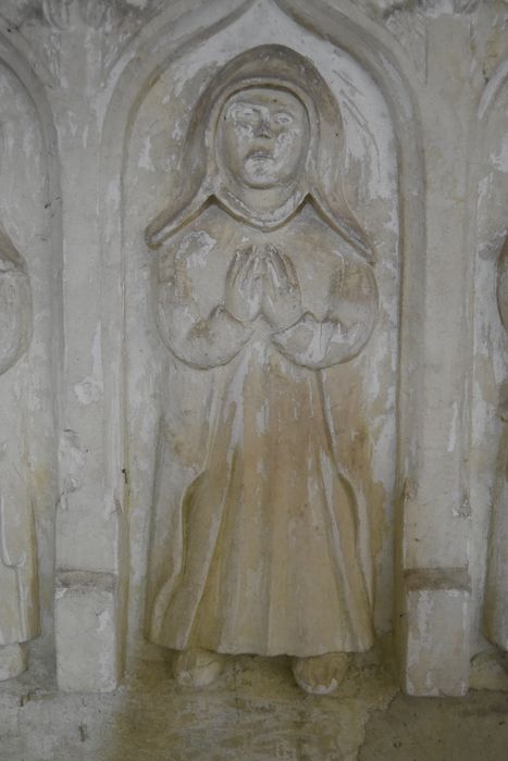 enfeu, détail des bas-reliefs