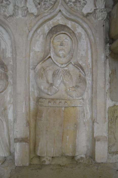 enfeu, détail des bas-reliefs