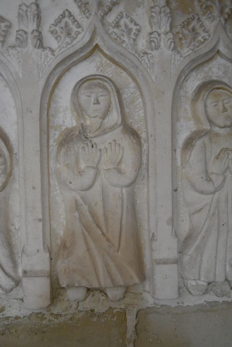 enfeu, détail des bas-reliefs