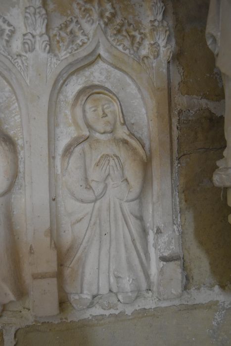 enfeu, détail des bas-reliefs
