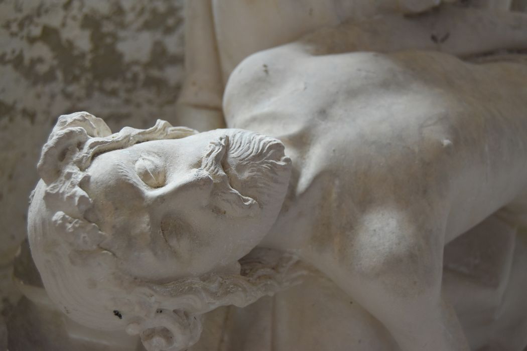 groupe sculpté : Vierge de pitié, détail