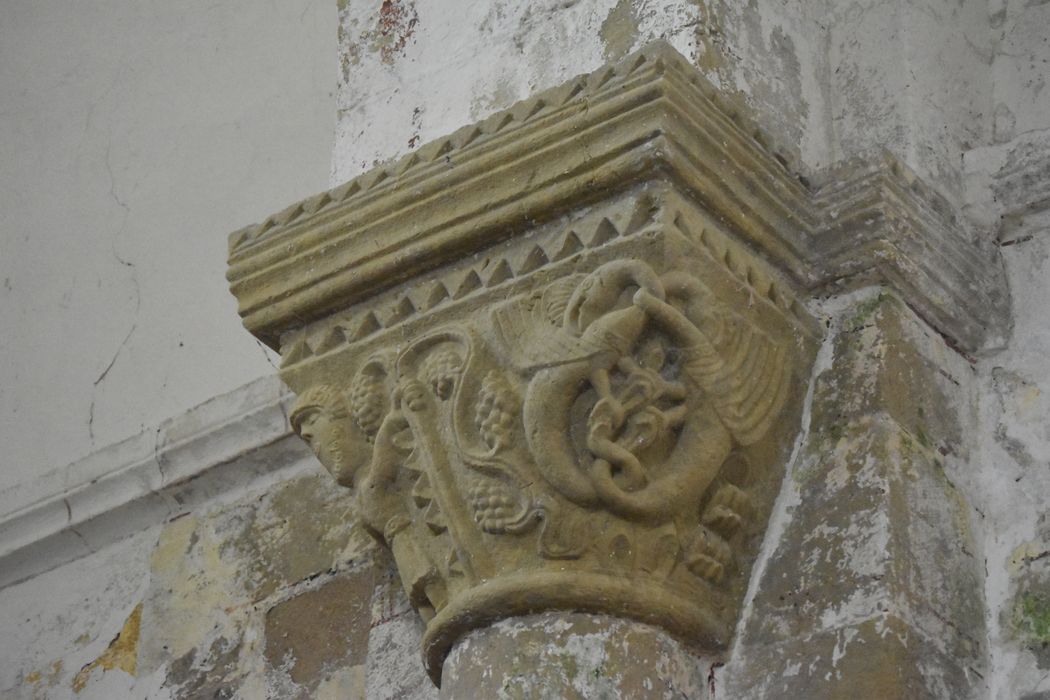 nef, détail d’un chapiteau sculpté