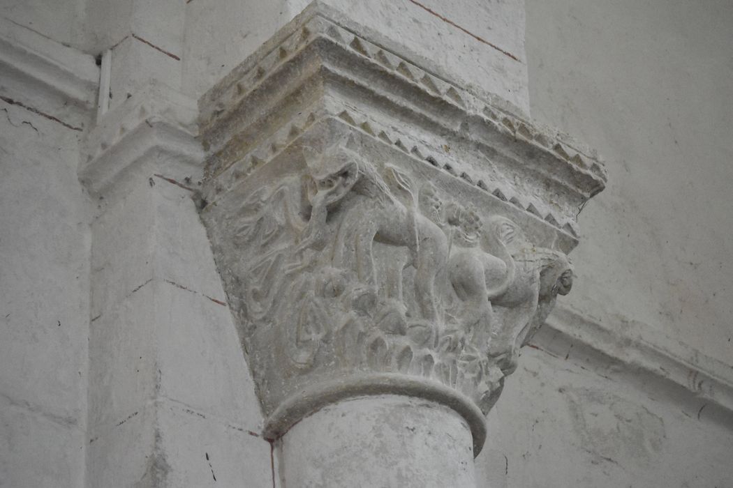nef, détail d’un chapiteau sculpté