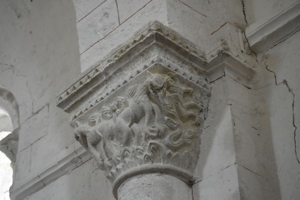 nef, détail d’un chapiteau sculpté