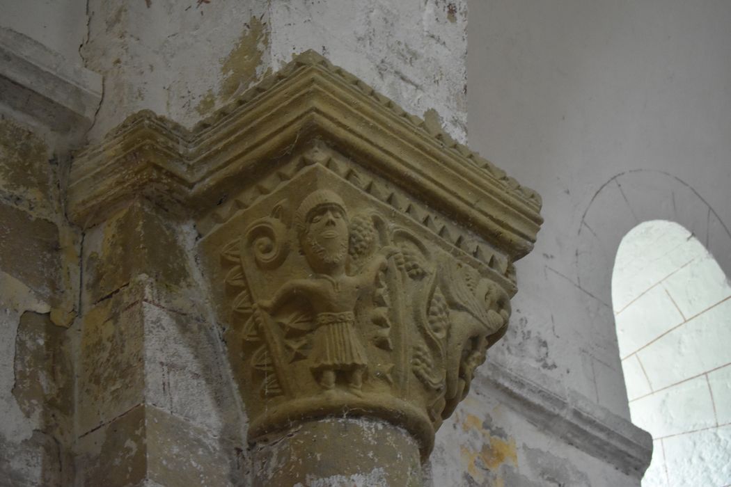 nef, détail d’un chapiteau sculpté