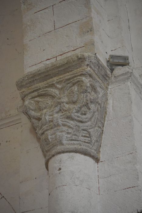 nef, détail d’un chapiteau sculpté