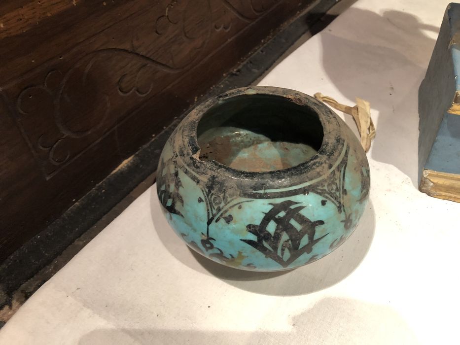 vase provenant de Raqqa (origine ayyoubide) conservé dans la châsse de saint Austremoine