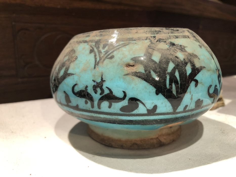 vase provenant de Raqqa (origine ayyoubide) conservé dans la châsse de saint Austremoine