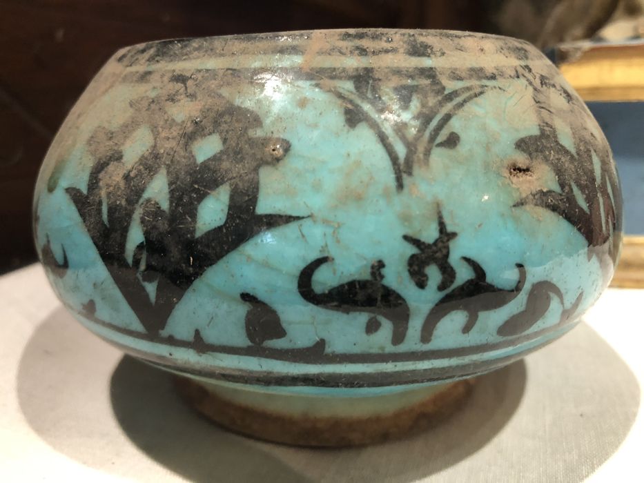 vase provenant de Raqqa (origine ayyoubide) conservé dans la châsse de saint Austremoine