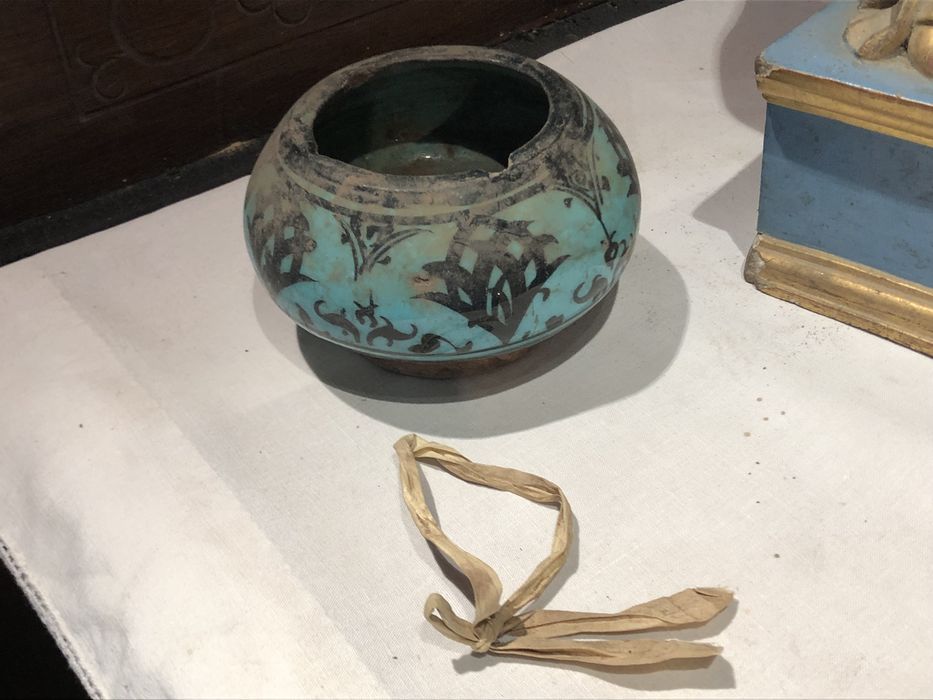 vase provenant de Raqqa (origine ayyoubide) conservé dans la châsse de saint Austremoine