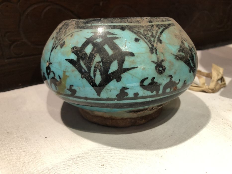 vase provenant de Raqqa (origine ayyoubide) conservé dans la châsse de saint Austremoine