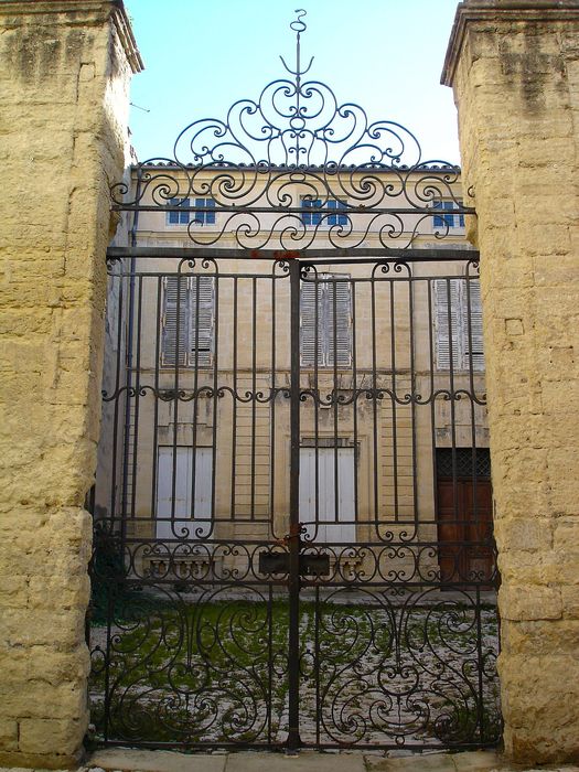 portail d’accès sur rue à la cour d’honneur