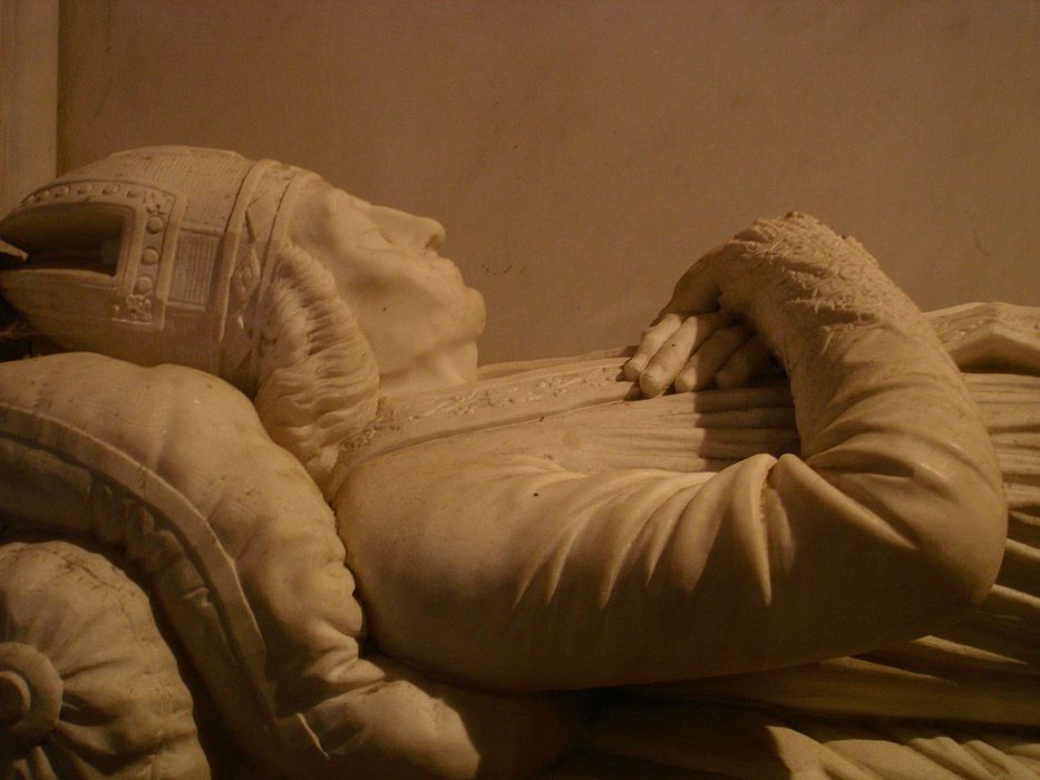 statue (gisant) de Mgr Bauyn, vue partielle
