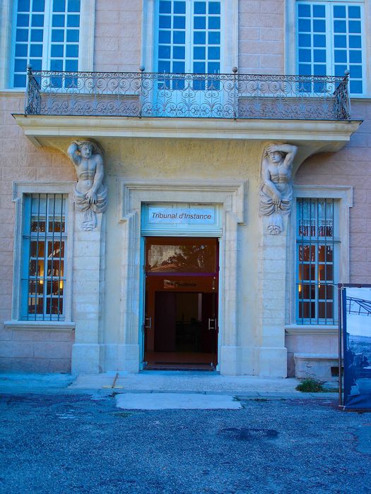 porte d’accès sur la cour d’honneur