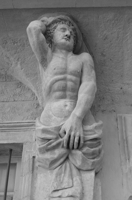 façade sur la cour d’honneur, détail d’un atlante