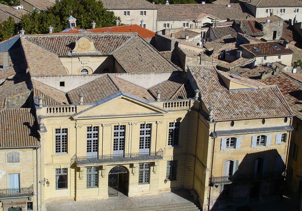 vue générale du bâtiment dans son environnement urbain