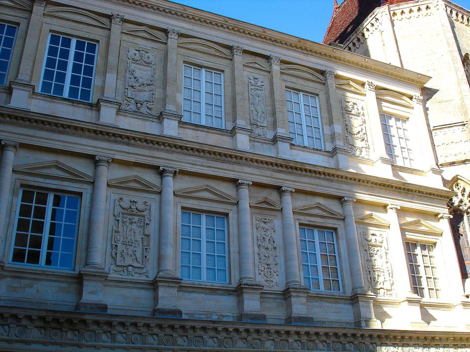 façade est, vue partielle