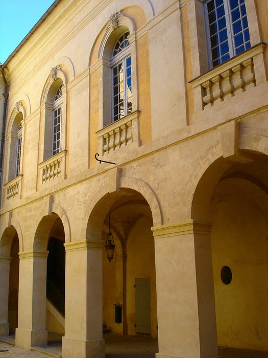 façade sur la cour intérieure, vue partielle