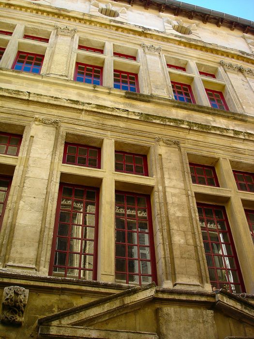 portail d’accès sur rue, vue partielle