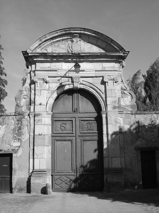 portail monumental sur la place d'Hallencourt