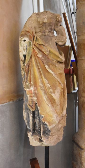 statue : Sainte non identifiée