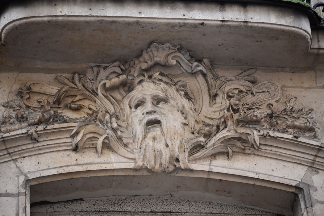 façade sur rue, détail d’un mascaron au 1er étage