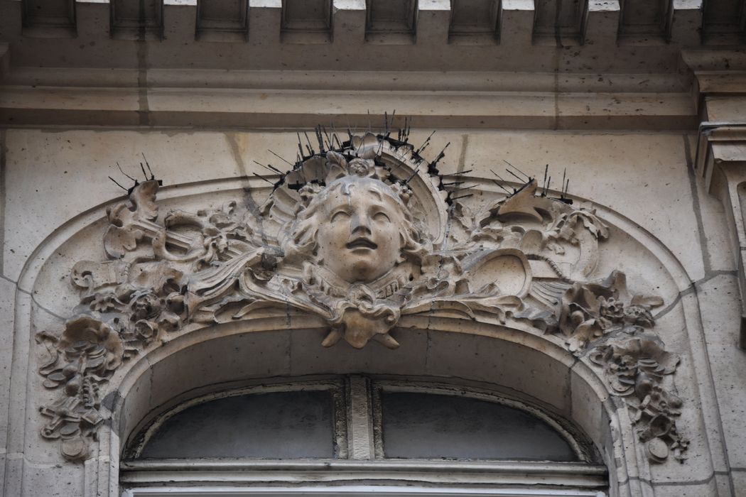 façade sur rue, détail d’un mascaron au 2e étage