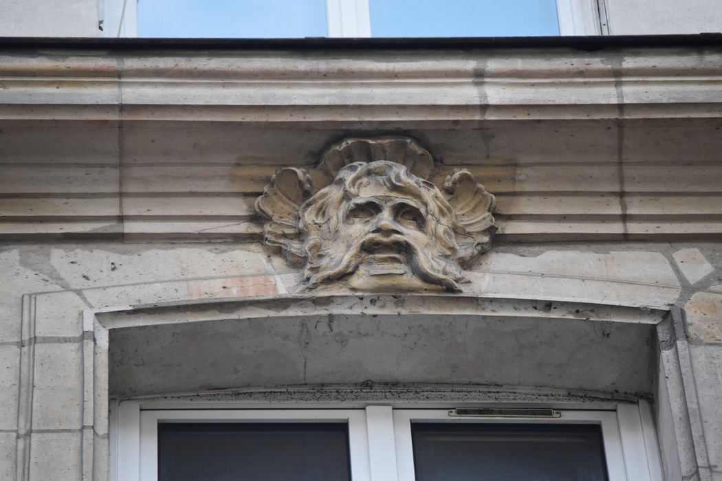 façade sur rue, détail d’un mascaron au 3e étage