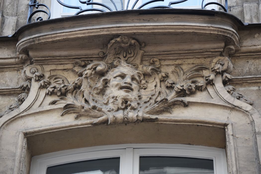 façade sur rue, détail d’un mascaron au 1er étage