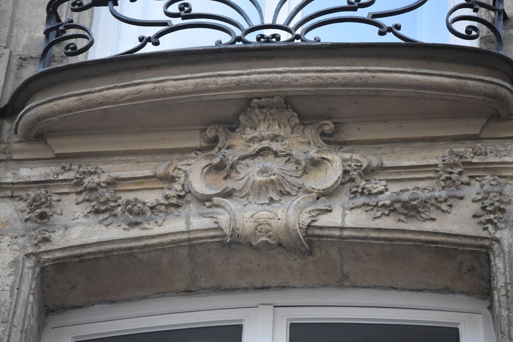façade sur rue, détail du linteau de la fenêtre axiale du 2e étage