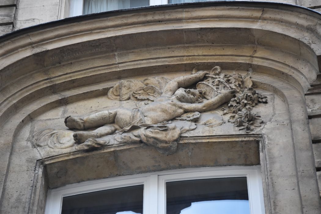 façade sur rue, détail du linteau de la fenêtre axiale du 3e étage