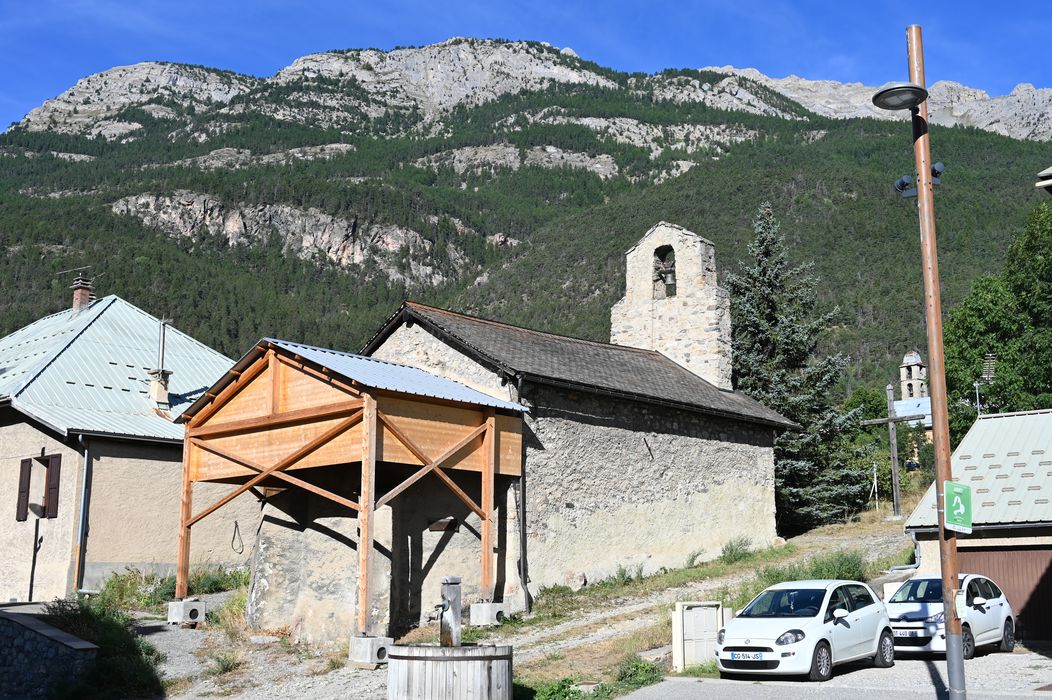vue  générale de la chapelle depuis la route de Prelles