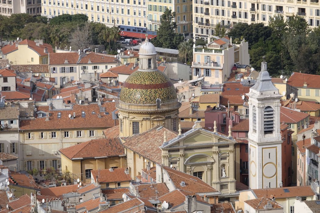 vue générale de la cathédrale dans son environnement urbain