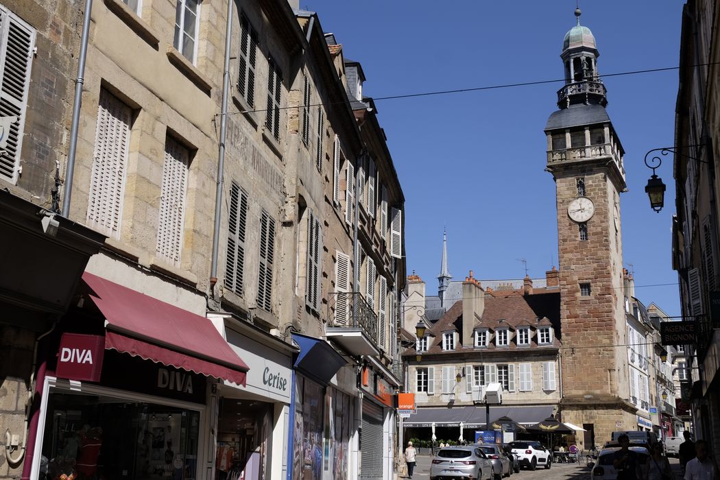 vue générale de la tour dans son environnement urbain depuis le Sud