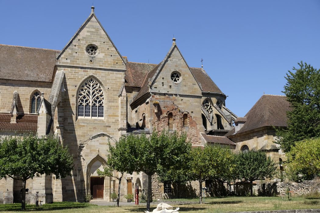 façade latérale sud de l’église, vue partielle