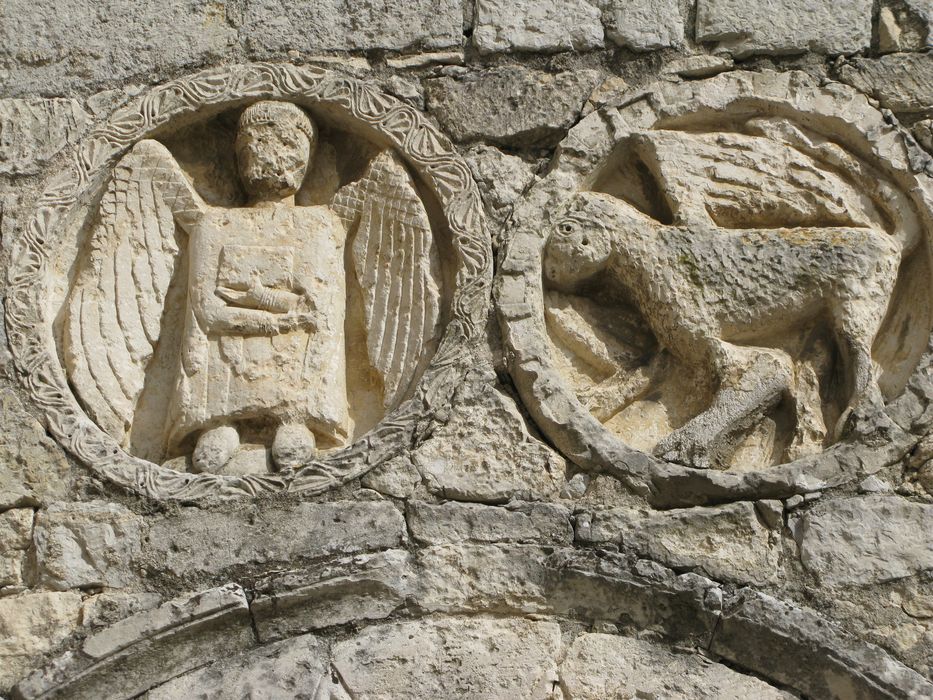 détail des bas-reliefs surmontant la porte d’accès