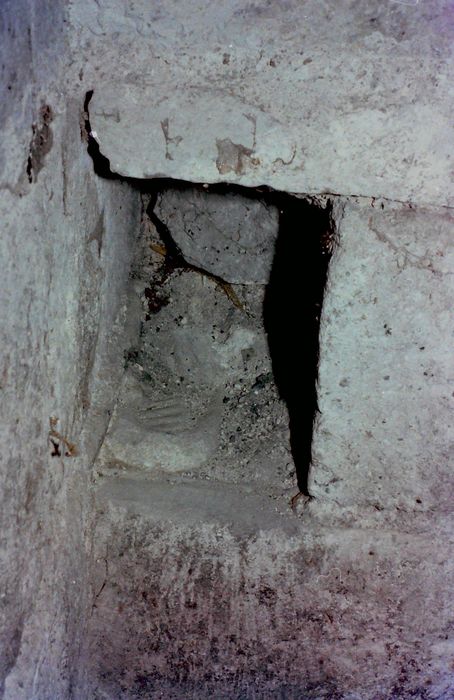 chapiteau historié : La Rétention des vents - Apocalypse de Jean, Livre II (aile d’un ange du chapiteau visible dans le trou de boulin)
