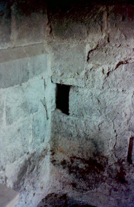 chapiteau historié : La Rétention des vents - Apocalypse de Jean, Livre II (chapiteau remployé sous le trou de boulin)