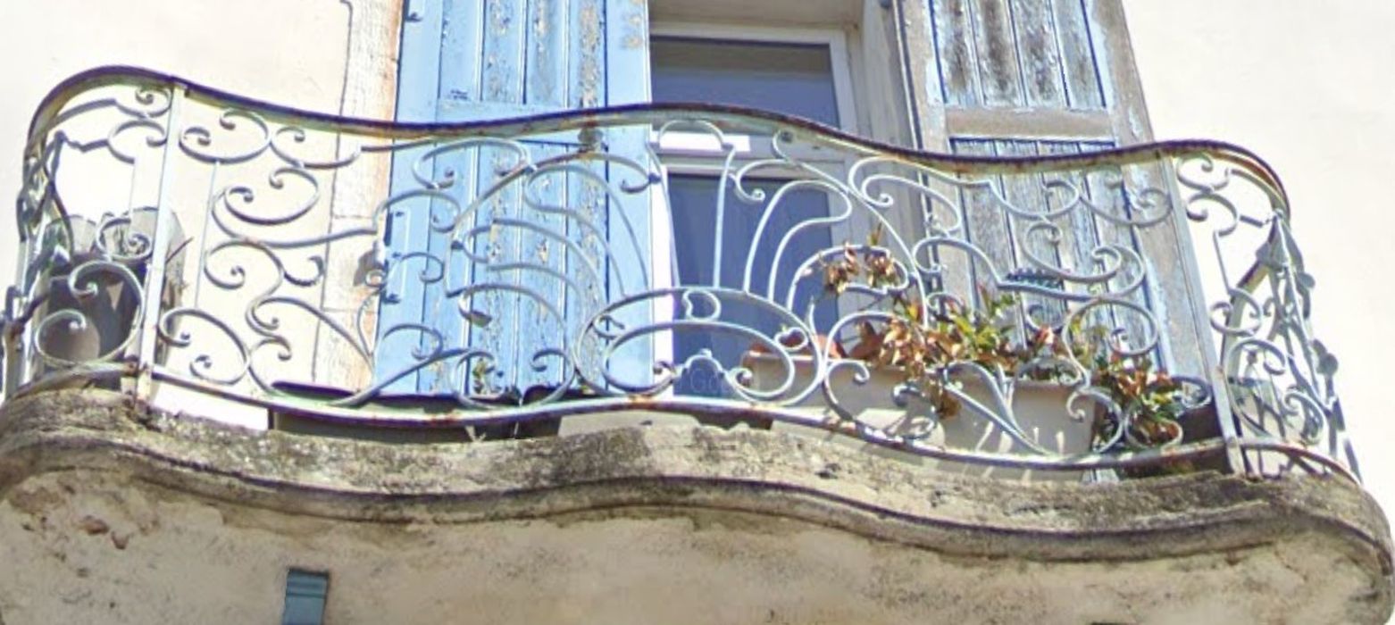 façade sur rue, détail du garde-corps du balcon du 1er étage