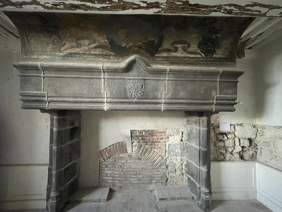 cheminée monumentale en partie peinte représentant deux blasons avec crosse et mitre d'Antoine Rigoulet, abbé de Mozac de 1613 à 1640