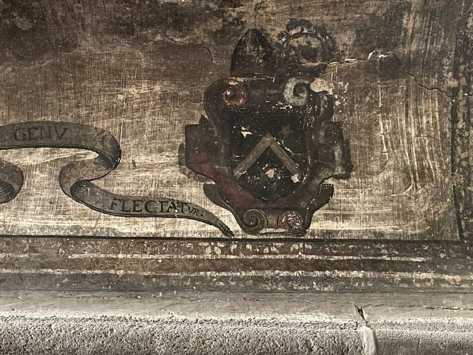 cheminée monumentale en partie peinte représentant deux blasons avec crosse et mitre d'Antoine Rigoulet, abbé de Mozac de 1613 à 1641, détail