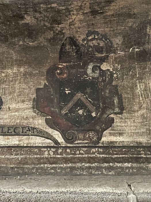 cheminée monumentale en partie peinte représentant deux blasons avec crosse et mitre d'Antoine Rigoulet, abbé de Mozac de 1613 à 1641, détail